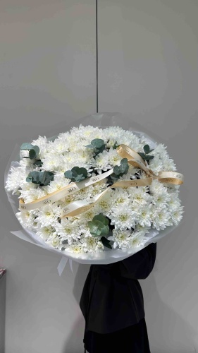 Chic flowers моно-букет с открыткой хризантема, эвкалипт 11 шт 50 см