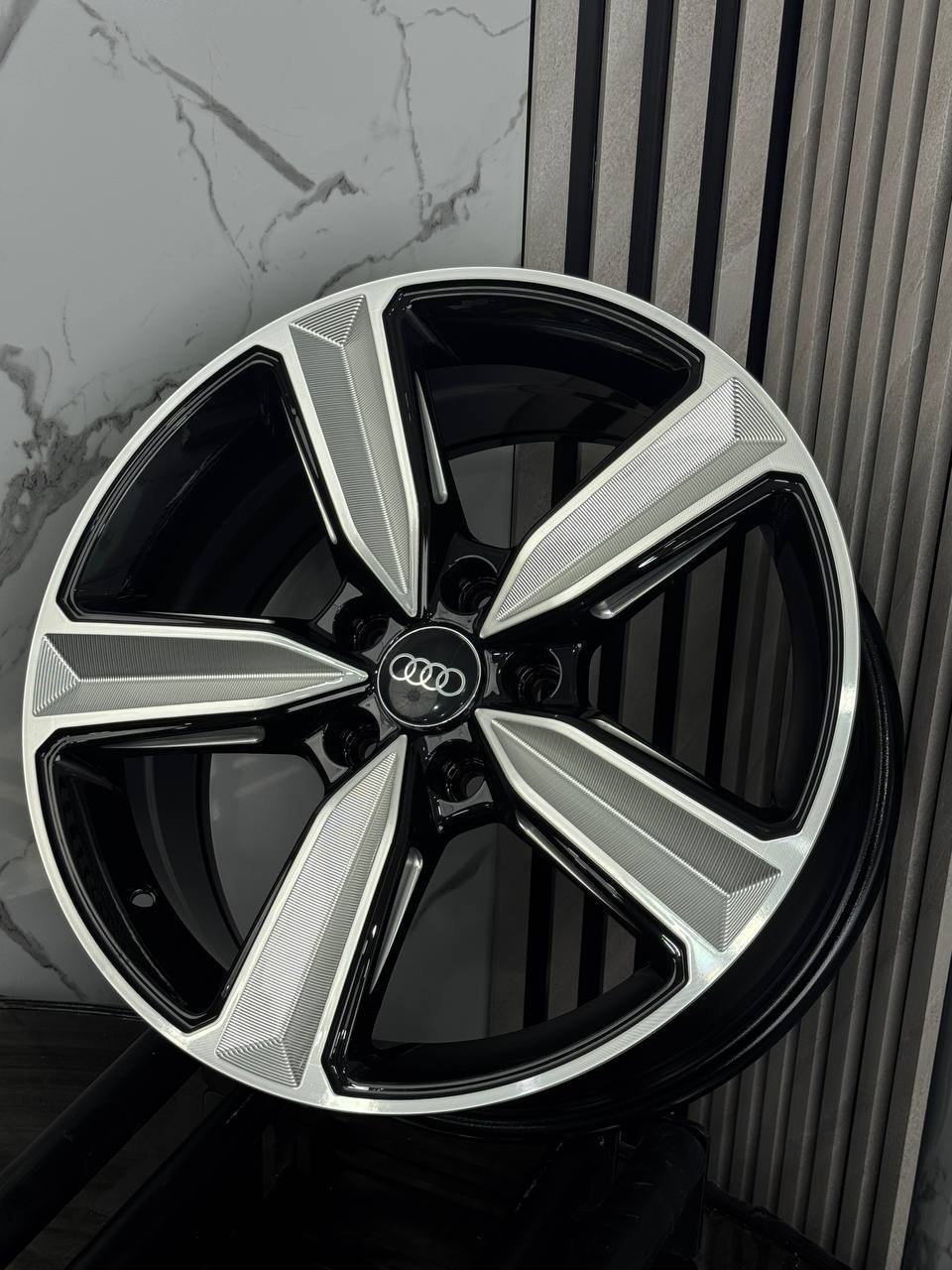 Top Grade Audi FBX057-7 7.5x17/5x112 D66.5 ET35 4 диска черный, серебристый
