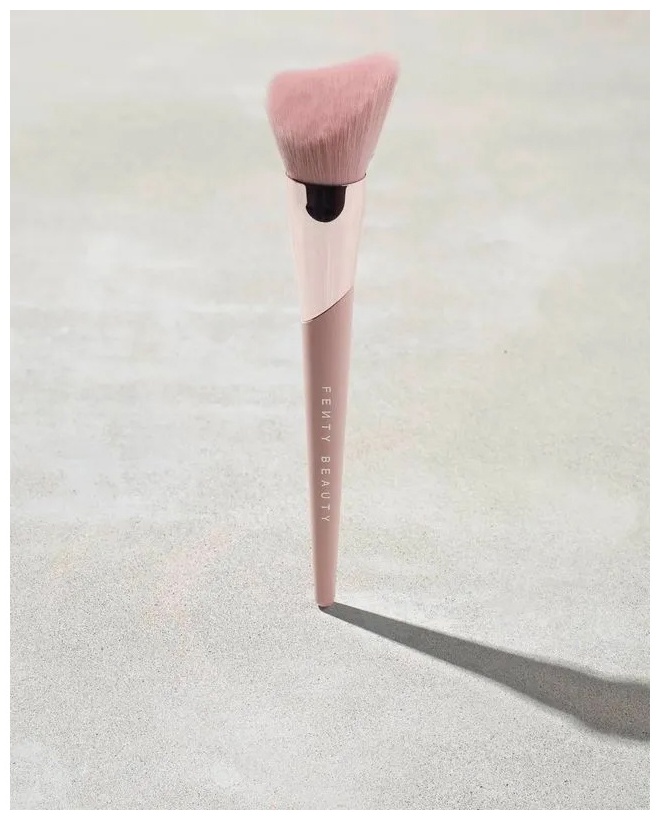 FENTY BEAUTY FENTYcheek-hugging-bronzer-brush-190 1