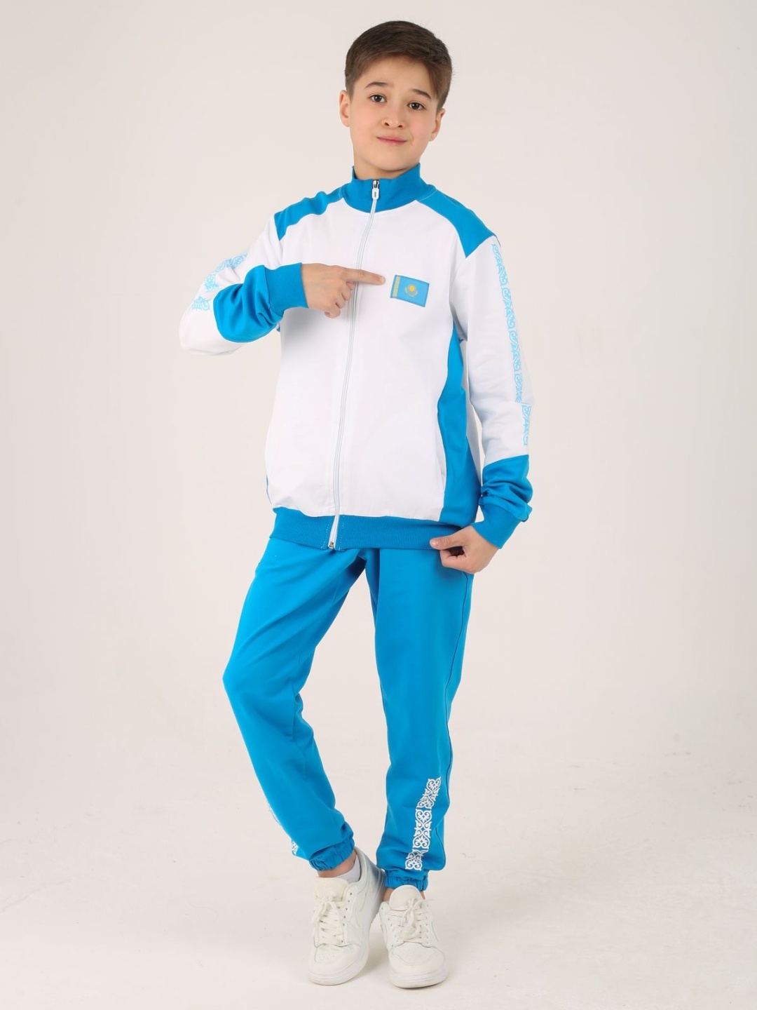 Спортивный костюм белый