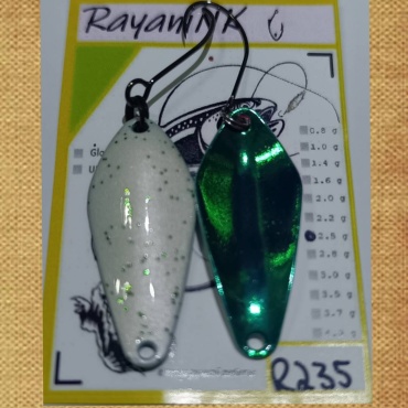 Блесна RAYANINK R235 1 шт 30 мм Белая с зелёными блестками,на зелёной подложке