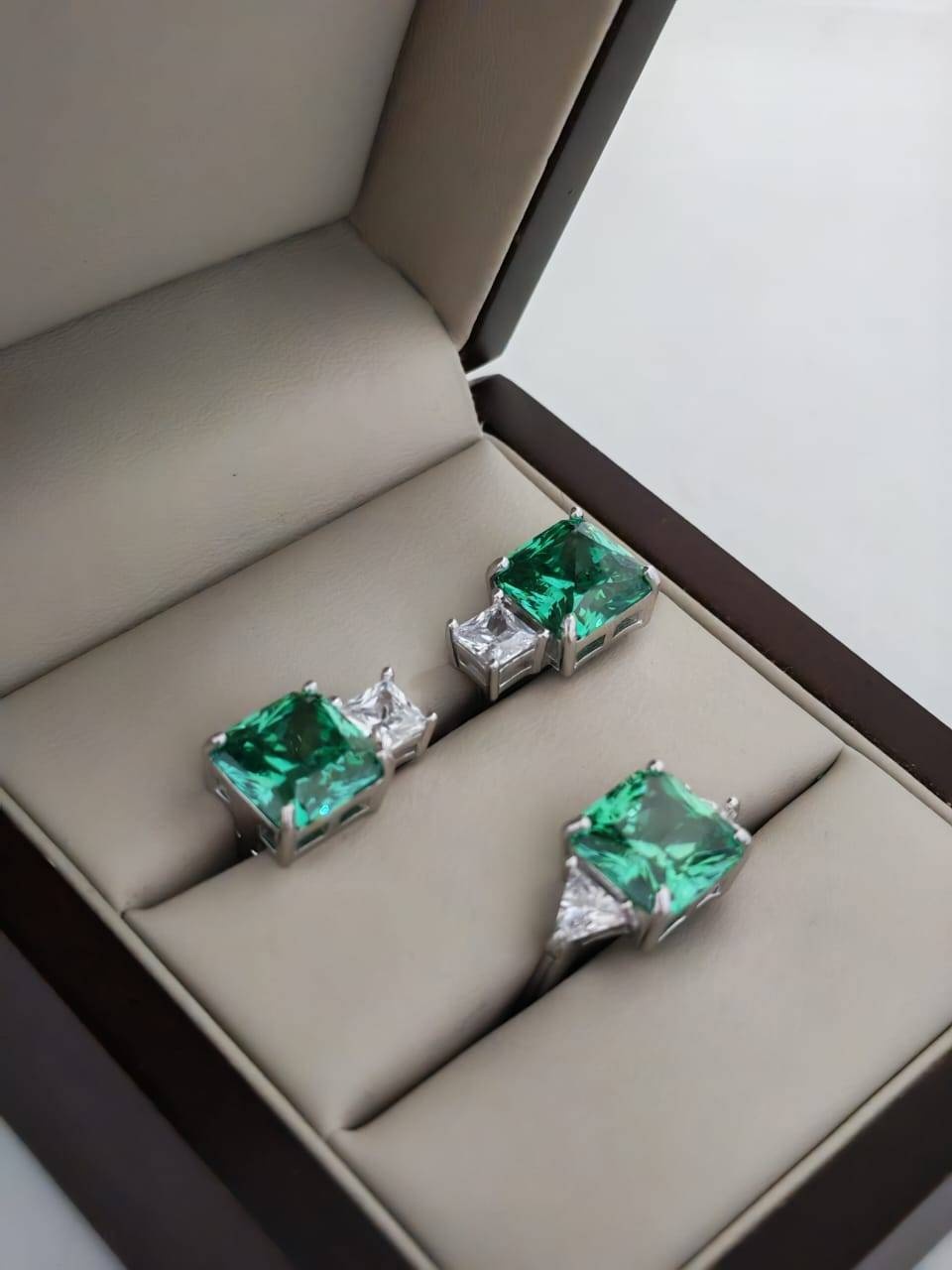 BUYS BRAND 368138327G8 вес 13.17 г серебро, цирконий, изумруд