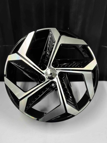 Top Grade Diski0025 8x18/5x114.3 D67.1 ET45 4 диска черный, серебристый