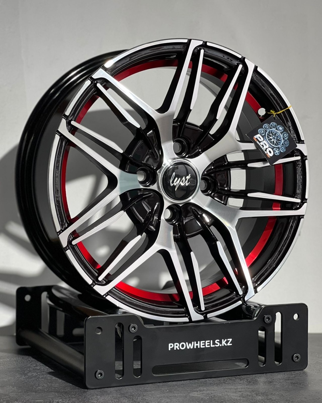 Pro Wheels ProWheels12234 6.5x15/4x100 D67.1 ET35 4 диска черный, серебристый, красный