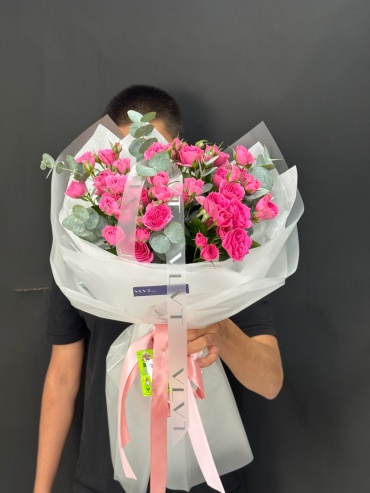 Vlvt Flowers моно-букет с открыткой кустовая роза, эвкалипт 9 шт 50 см