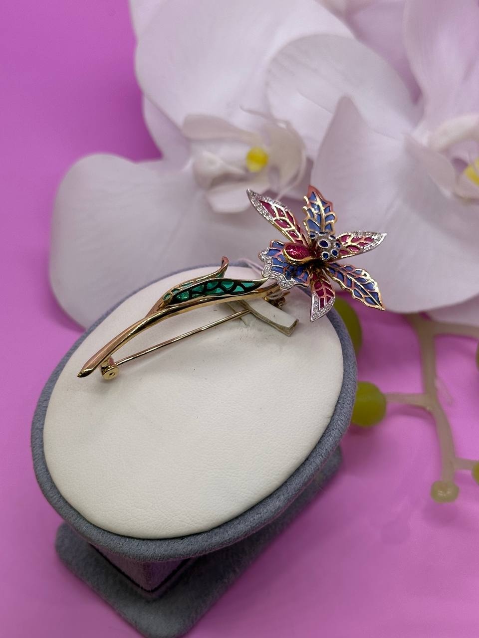 Брошь SAR JEWELRY VIP44A-056_5181 вес 8 г золото, сапфир, эмаль