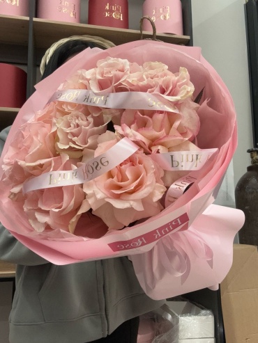 Pink rose моно-букет в оформлении роза 9 шт 60 см