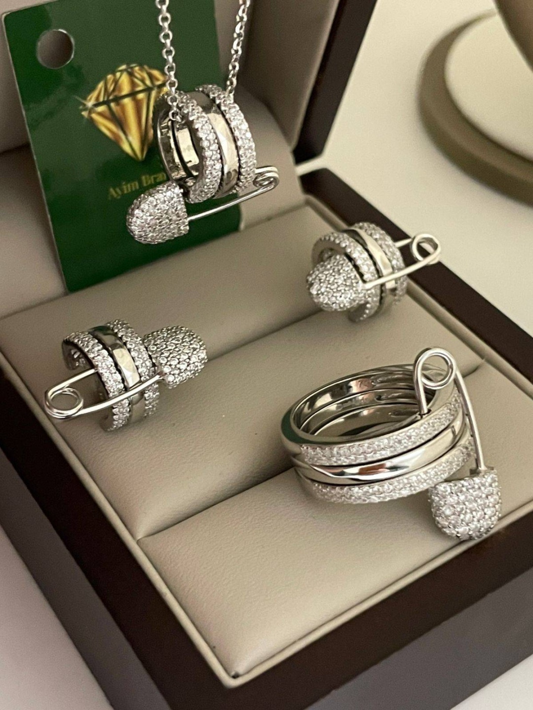 Ayim Brand JJA вес 25.47 г серебро, без вставок