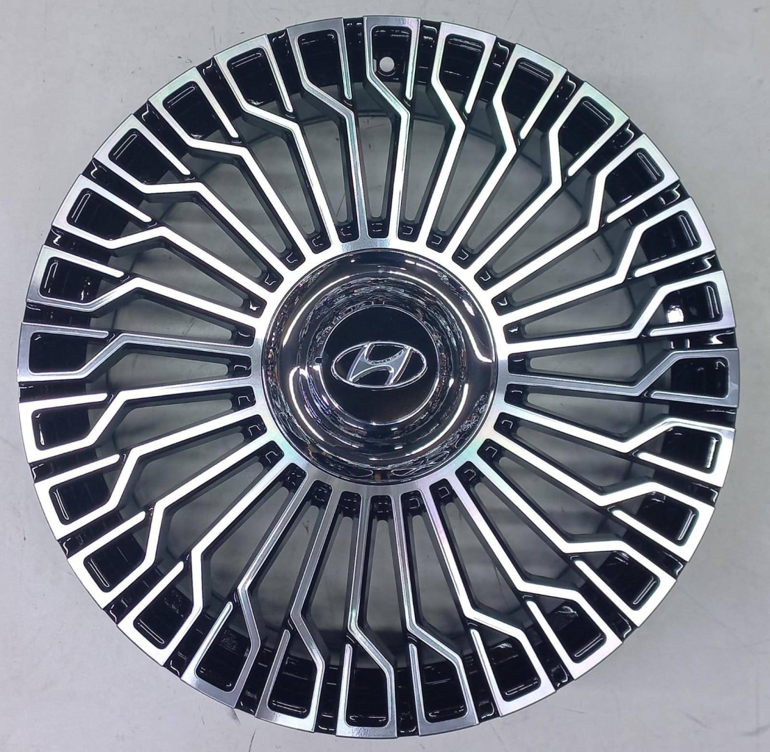 Hyundai Hyundai 2881 8.5x20/5x114.3 D67.1 ET45 4 диска черный, серебристый