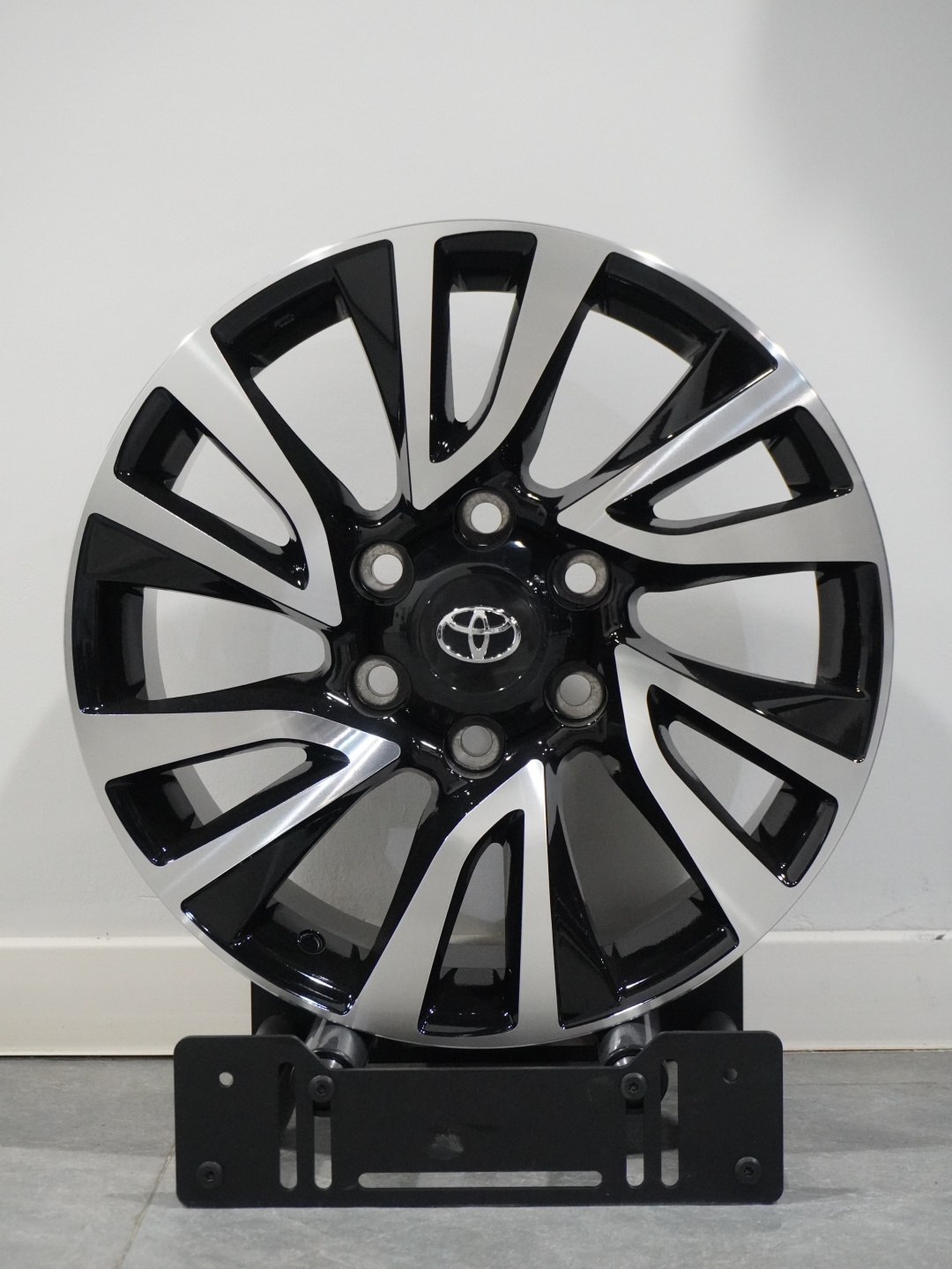 PDW TURONE 8x18/6x139.7 D106.1 ET25 4 диска черный, серебристый