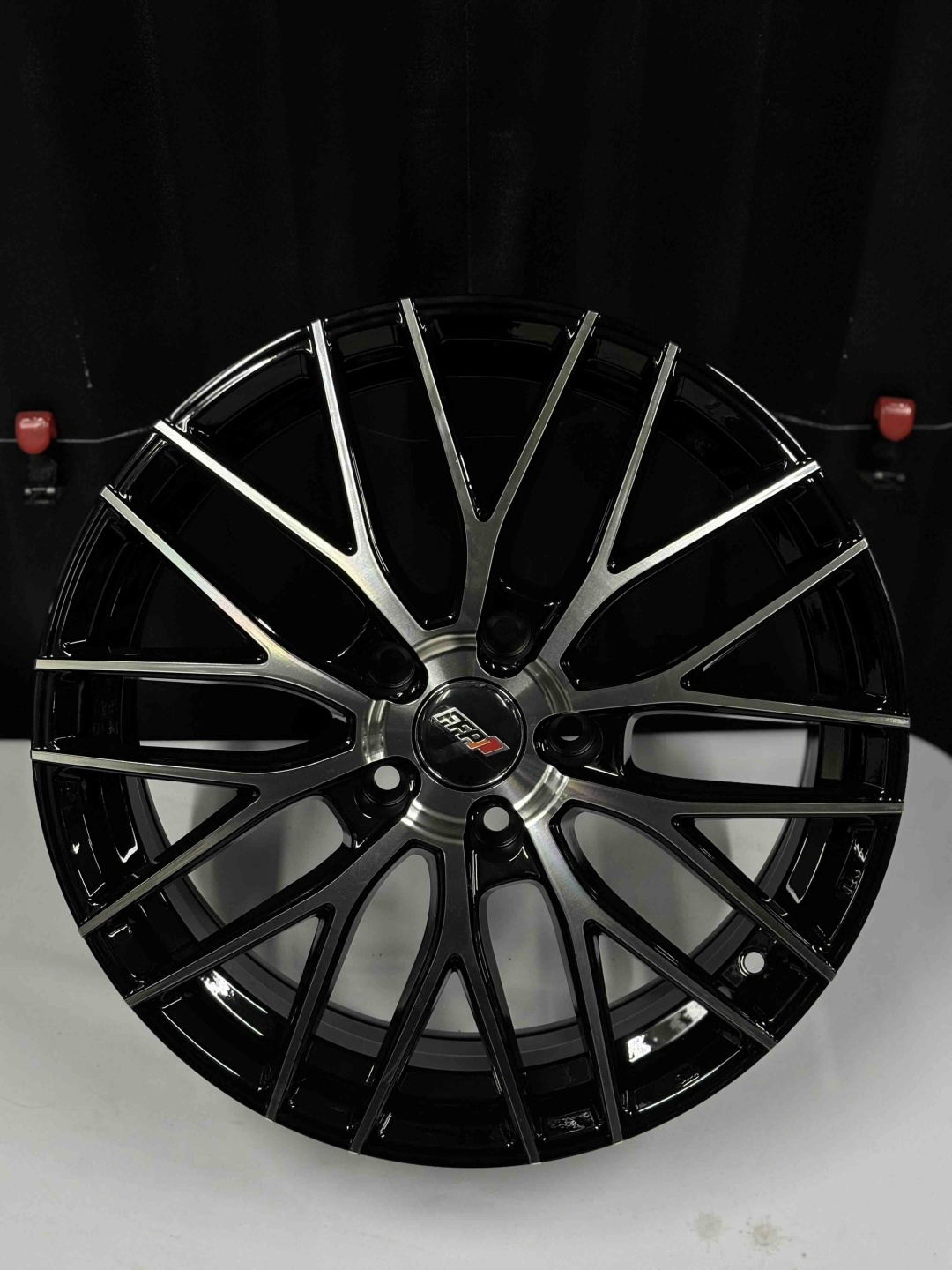 Top Grade Diski0139 8x17/5x114.3 D67.1 ET35 4 диска черный, серебристый