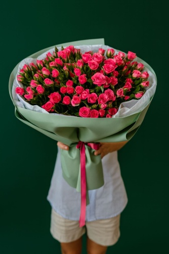 Floria.kz моно-букет с открыткой кустовая роза 15 шт 50 см