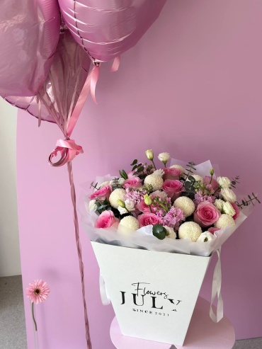July flowers букет в оформлении роза, лизиантус, эвкалипт, маттиола, хризантема момоко 30 шт 55 см