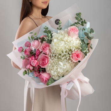 Flower.kz букет в оформлении гортензия, роза, кустовая пионовидная роза, гипсофила, эвкалипт 21 шт 50 см