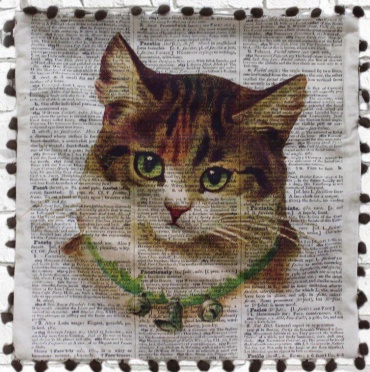 Подушка декоративная British Asia Home 40x40 см, 41 Assorted "Кот с бусами"