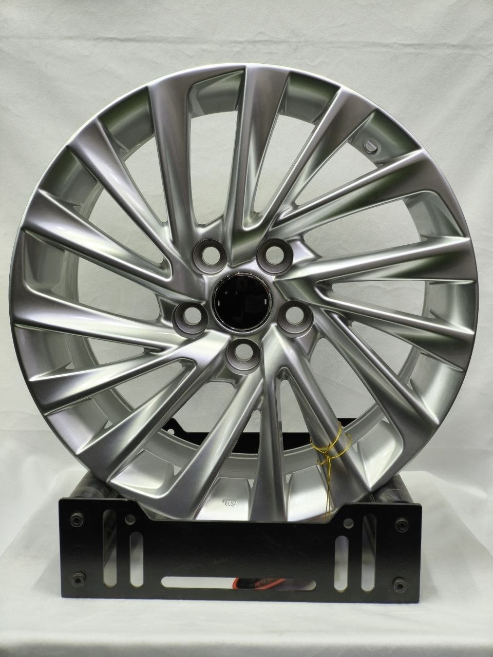 RNO 5716 7x17/5x114.3 D60.1 ET45 4 диска серебристый