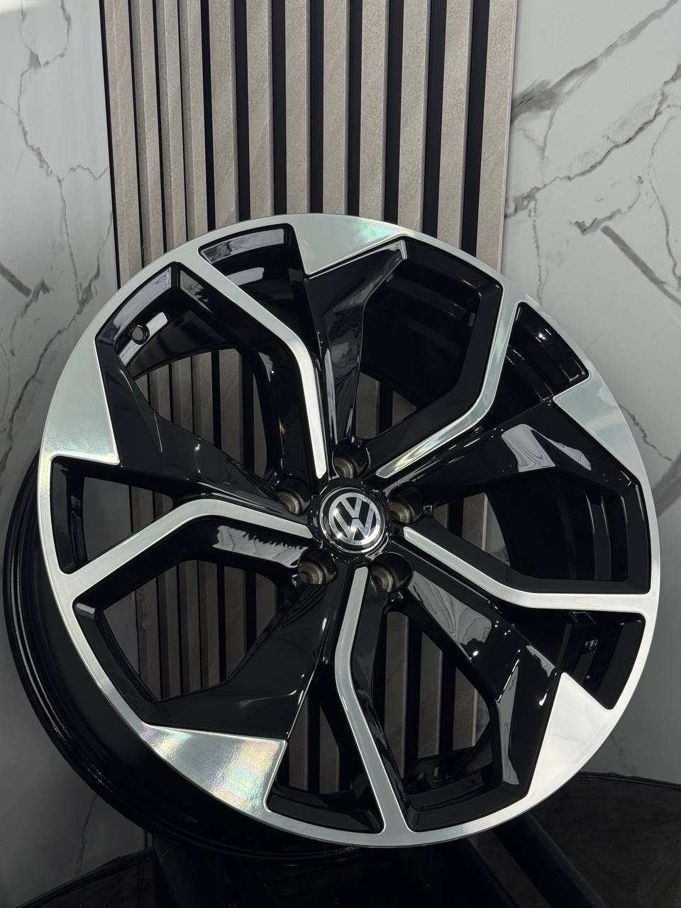 Volkswagen H3059FFF 9x20/5x112 D66.45 ET30 4 диска серебристый, черный