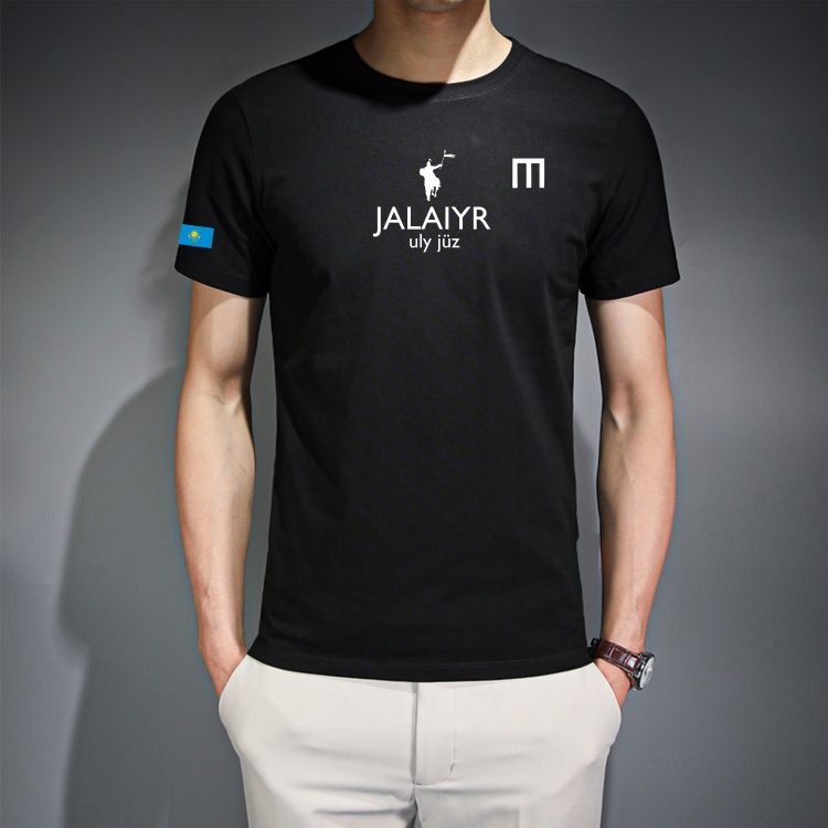 Мөлдір футболкаларда жалаңаш