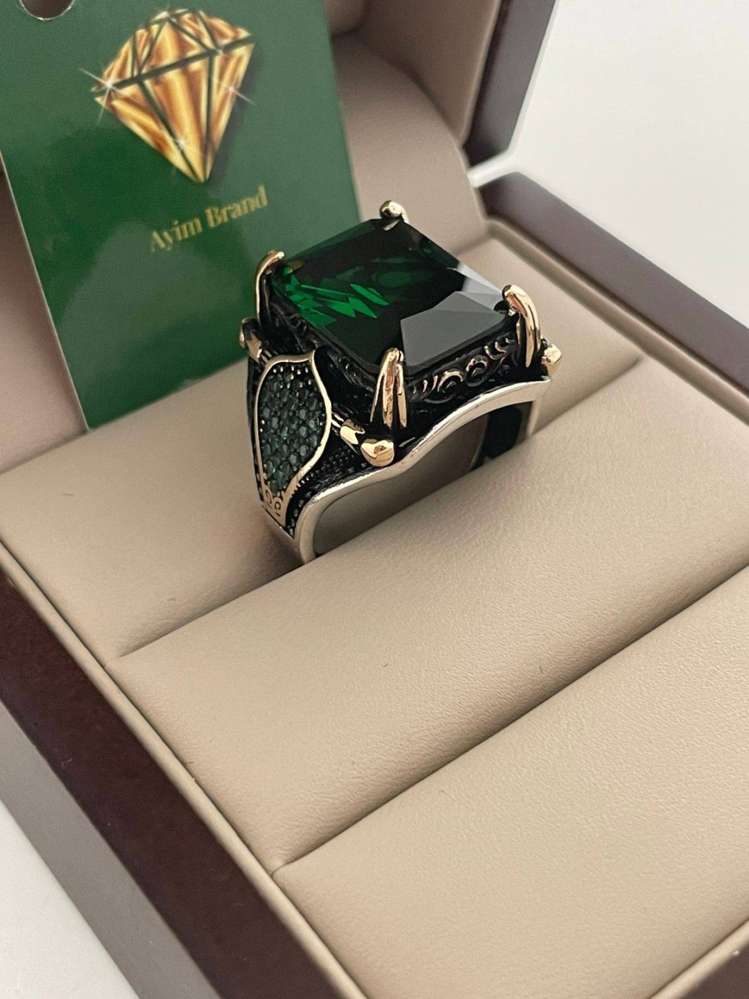 Печатка Ayim Brand JJA размер 19.5 вес 14.94 г серебро, изумруд