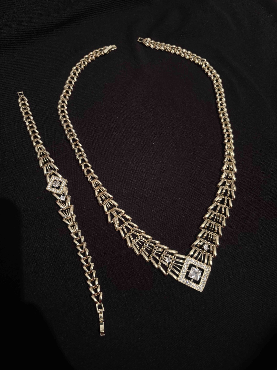 Колье длина 55 см бижутерный сплав, кристаллы Swarovski