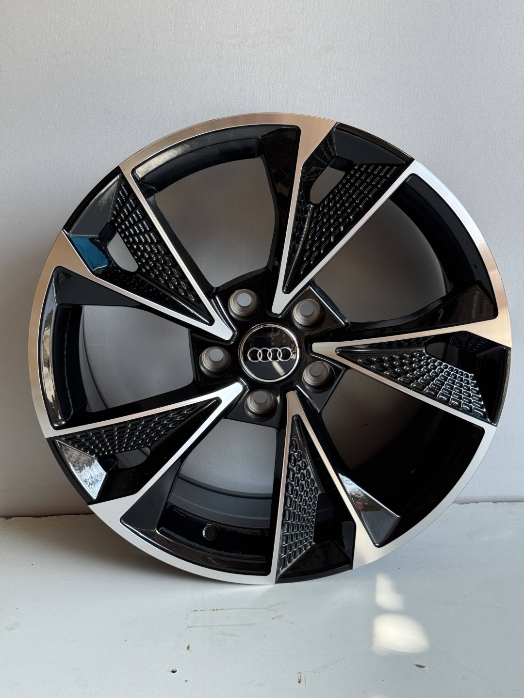 Audi H861f 7.5x17/5x112 D66.45 ET35 4 диска черный, серебристый