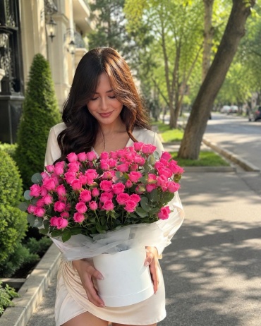 Floria.kz композиция в коробке кустовая роза 11 шт 40 см
