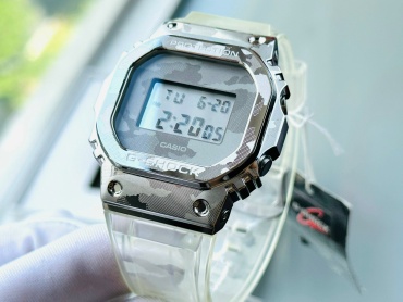 Кварцевые CASIO GM-5600SCM-1DR нержавеющая сталь