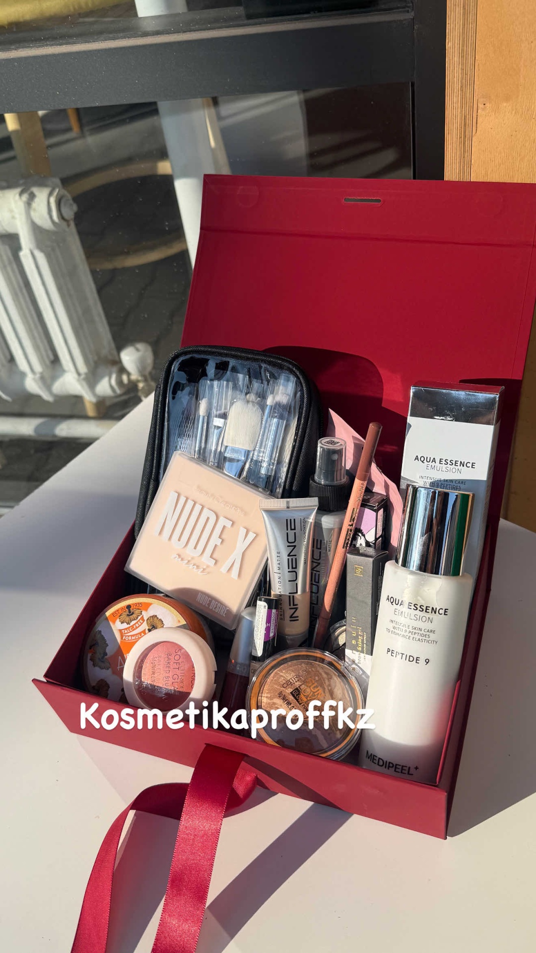 Подарочный набор набор декоративной косметики для женщин