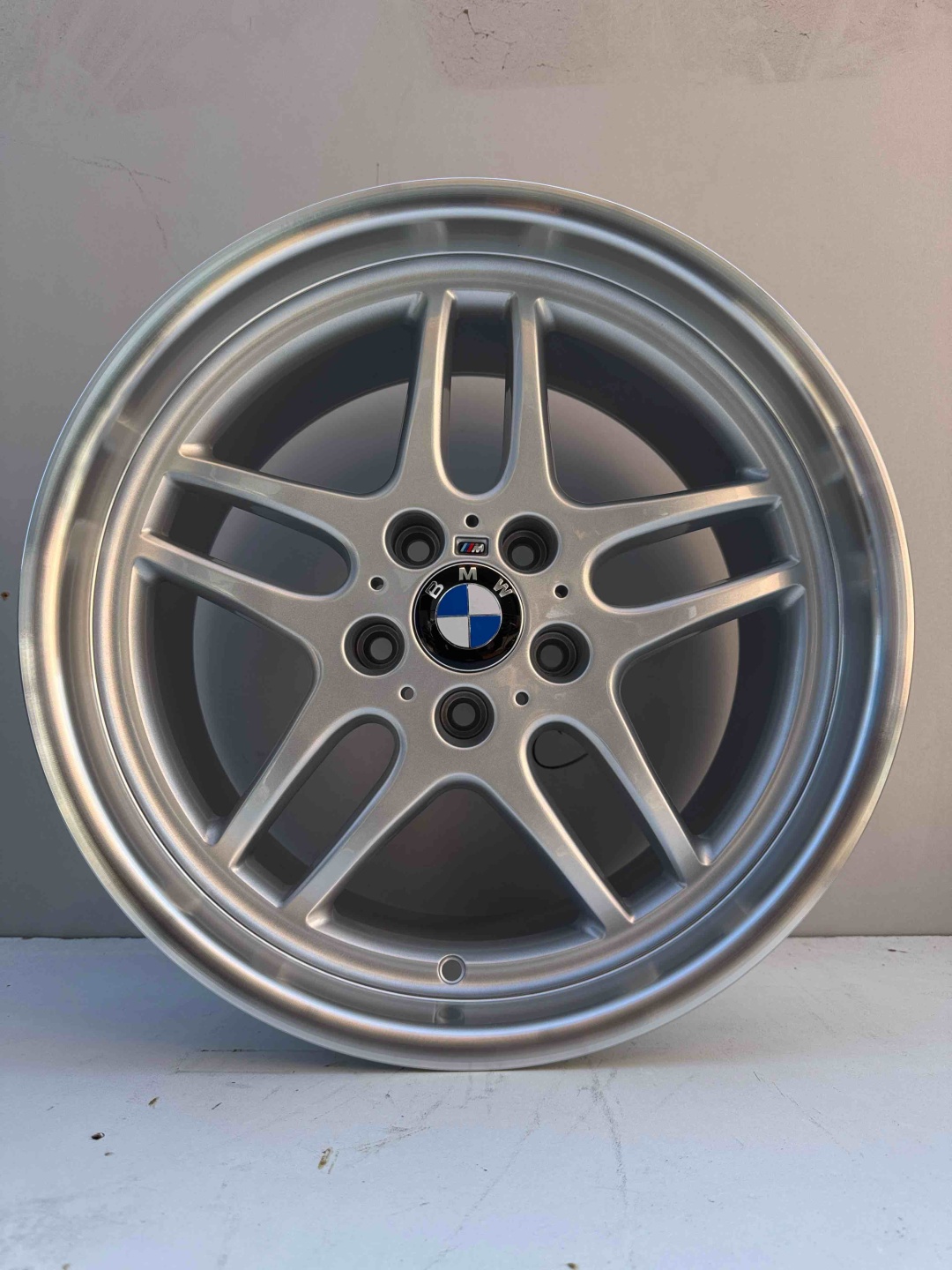 Top Grade fbx121-8s e37 style 8/9.5x18/5x120 D74.1 ET25 4 диска серебристый