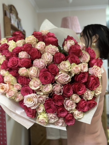 Blossom моно-букет в оформлении роза 101 шт 60 см