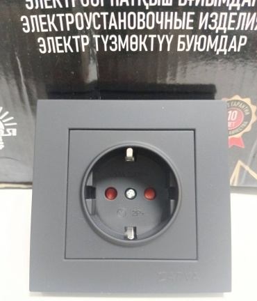 Розетка Заря ВТ-10 с/з с защитными шторками, черный