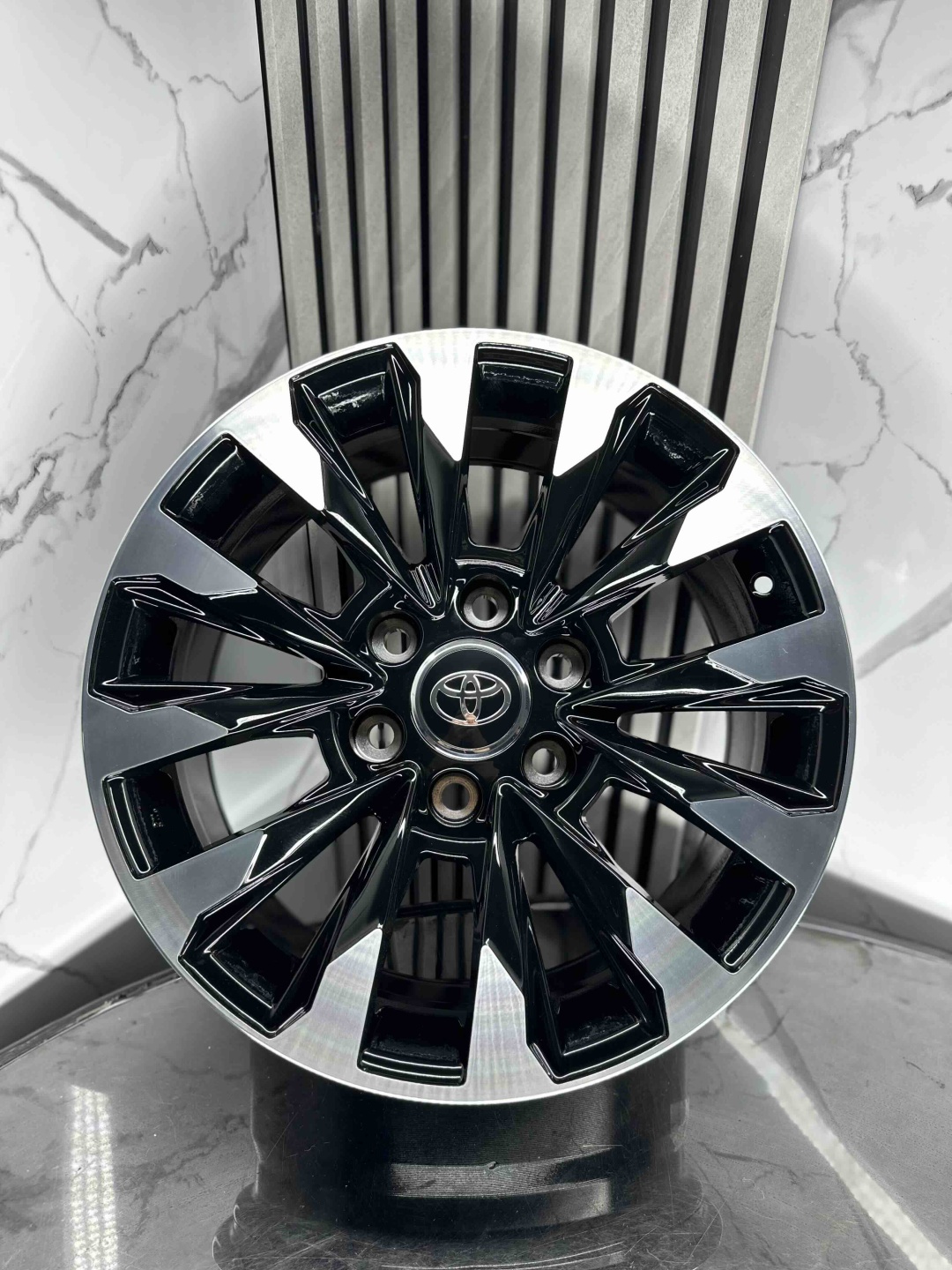 Toyota 1635 8x18/6x139.7 D106.1 ET25 4 диска черный, серебристый