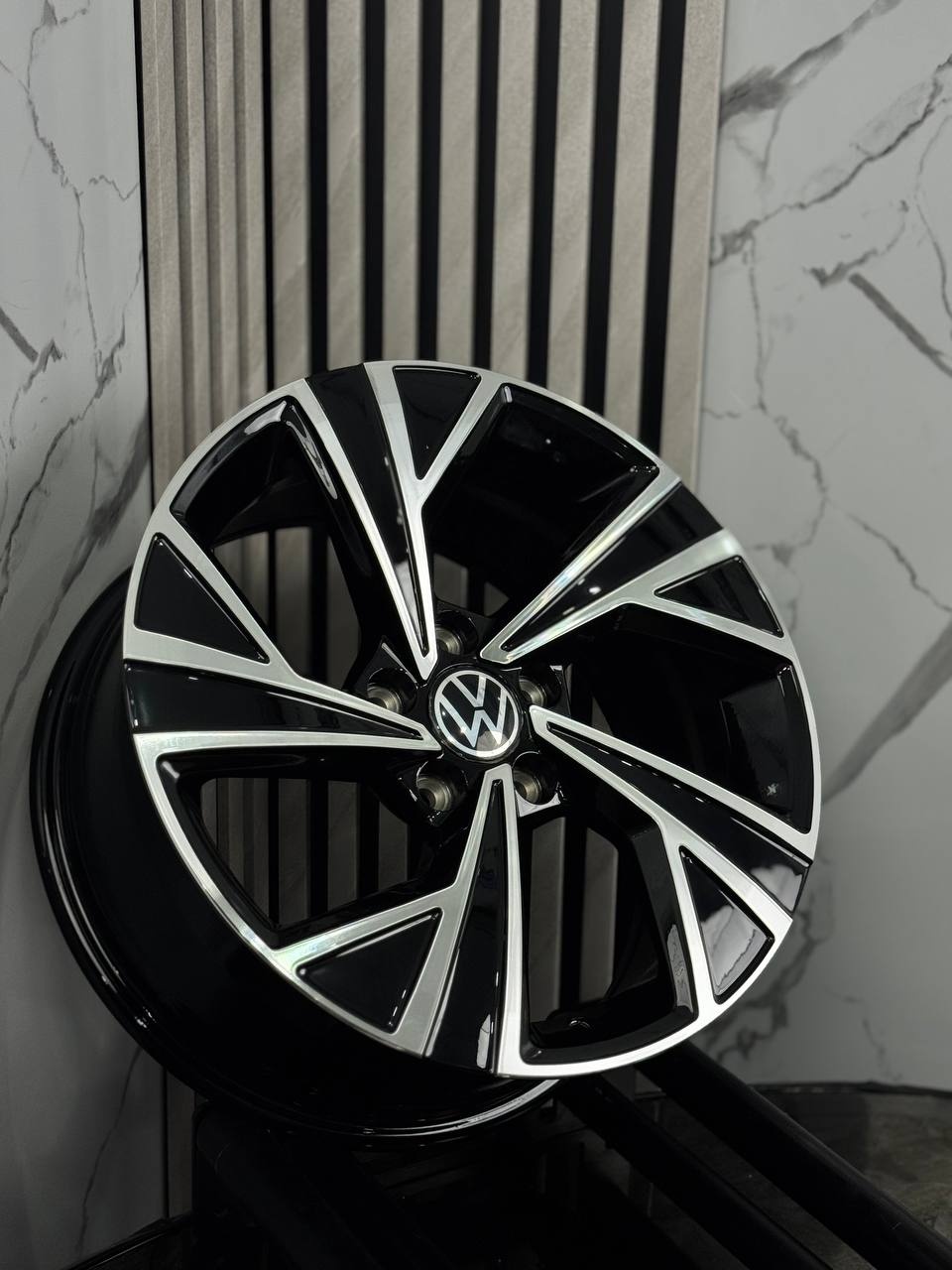 Top Grade Volkswagen H3484F 8x18/5x112 D57.1 ET44 4 диска серебристый, черный