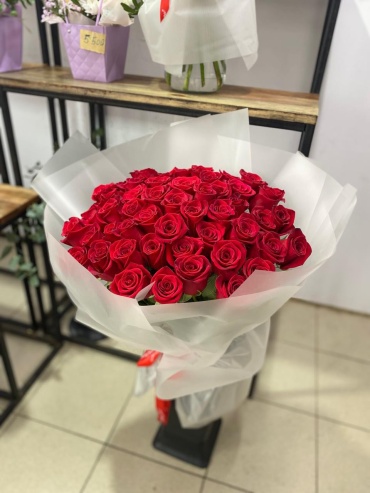 FLORENCIA Krg моно-букет с открыткой роза 51 шт 90 см