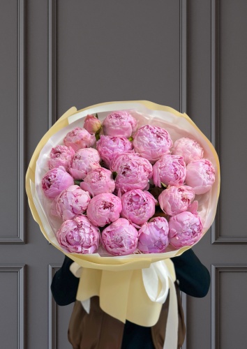 Rilak Floral моно-букет в оформлении пион 21 шт 60 см