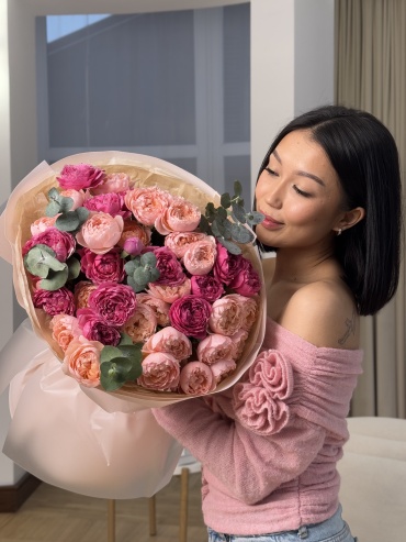 Nuri Floral моно-букет в оформлении кустовая пионовидная роза 13 шт 70 см