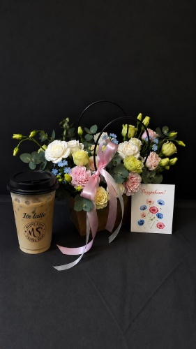 Cvet-OK композиция с открыткой Комбо Хорошего дня композиция из цветов и Ice latte лизиантус, эвкалипт 7 шт 25 см