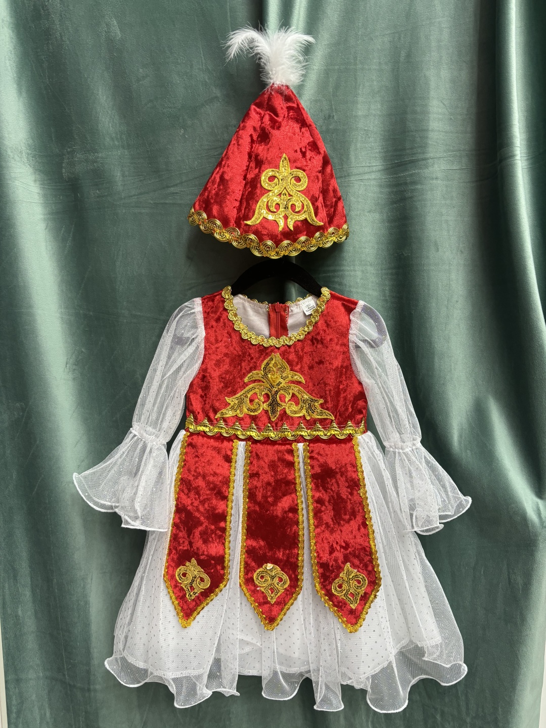 Национальный костюм красный, золотистый