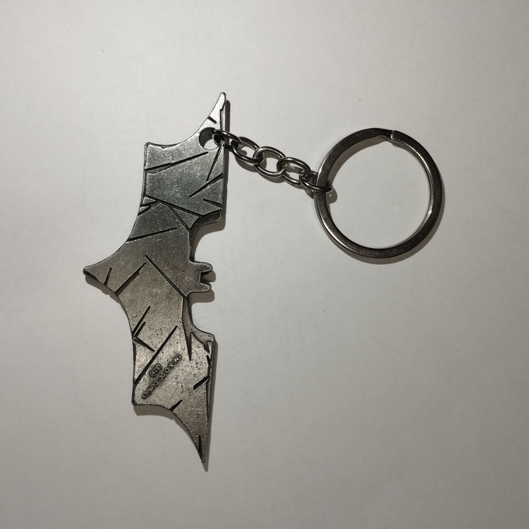 Брелок DC Batman Batarang, Бэтмен Бэтаранг 8.5 см на 3 см металл 1 шт