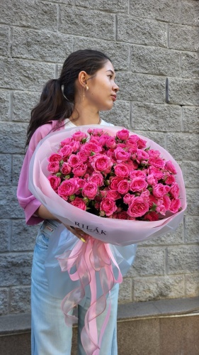 Rilak Floral моно-букет в оформлении кустовая роза 13 шт 60 см