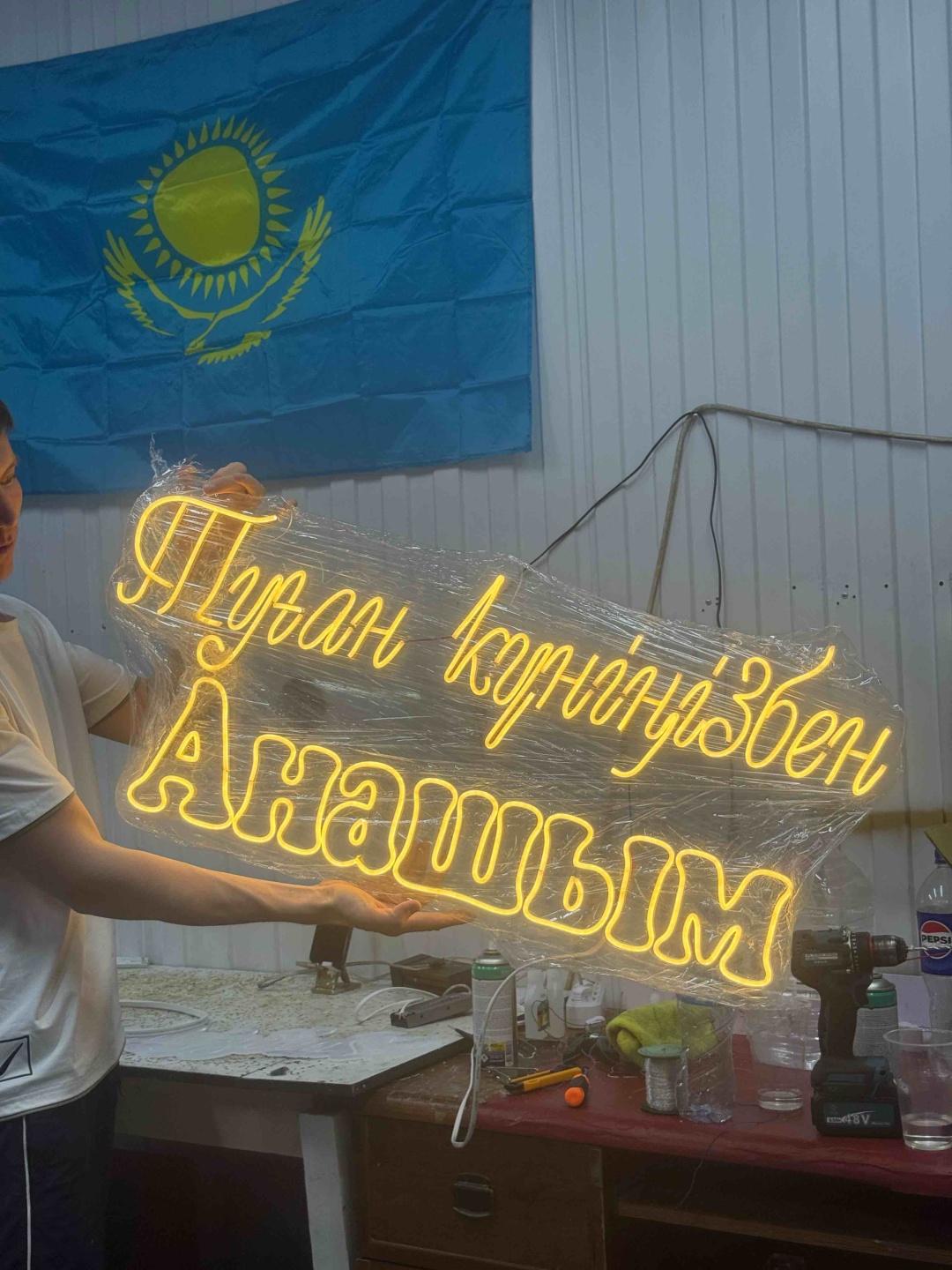 Неоновая вывеска настенный Туған күніңізбен Анашым, желтый