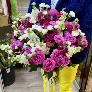 Flora & K букет в оформлении кустовая пионовидная роза, маттиола, львиный зев, диантус 41 шт 60 см