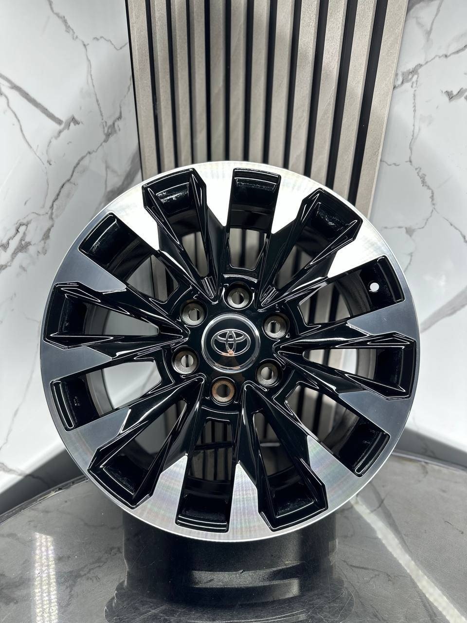 Top Grade H5677 8x18/6x139.7 D106.1 ET25 4 диска черный, серебристый