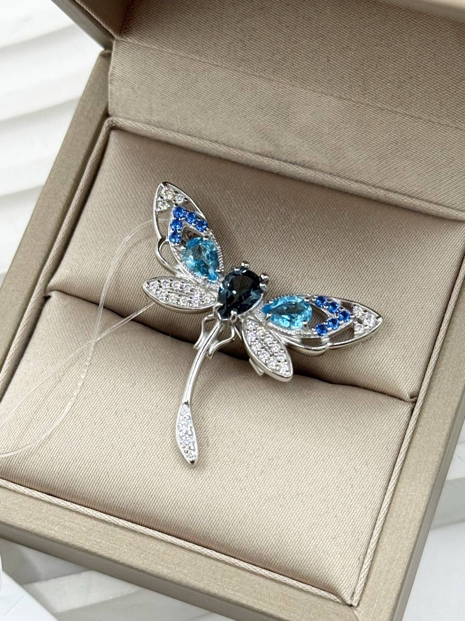 Брошь AQUAMARINE evve-7751962 вес 4.1 г серебро, топаз, наносапфир