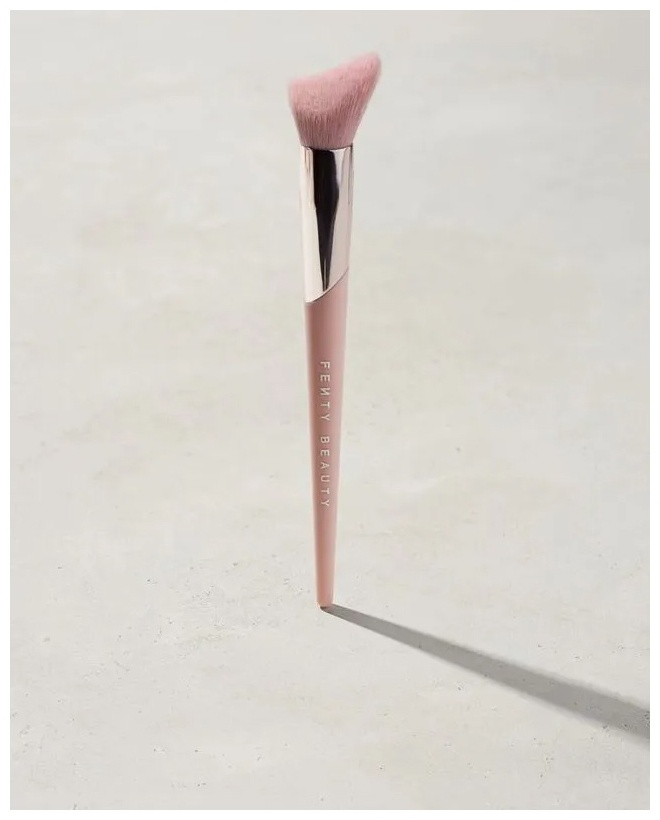 FENTY BEAUTY FENTYcheek-hugging-highlight-brush-120 1