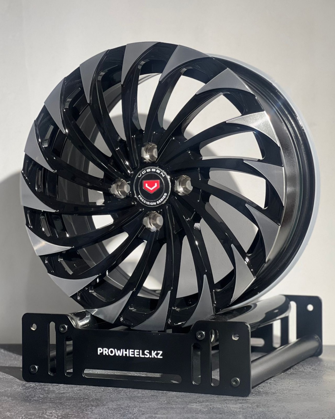 Pro Wheels ProWheels9902 6.5x15/4x100 D67.1 ET35 4 диска черный, серебристый