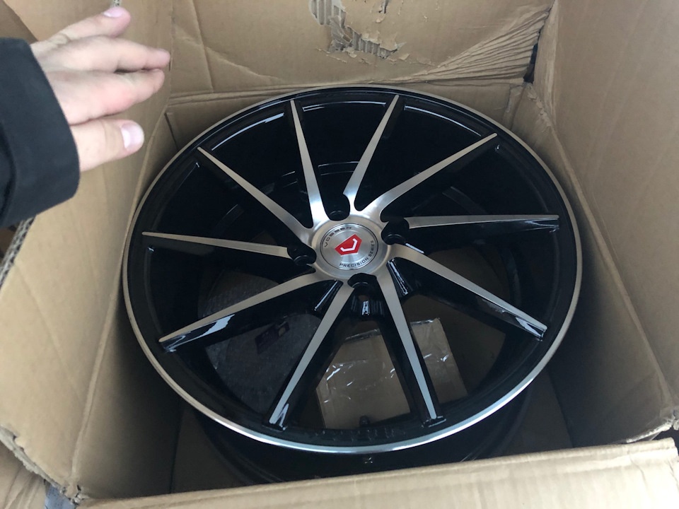 Rainbow VOSSEN CVT 7x16/4x98 D58.6 ET35 4 диска черный, серебристый