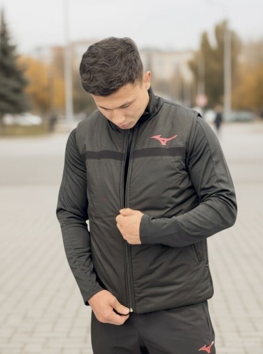 Жилет Mizuno черный