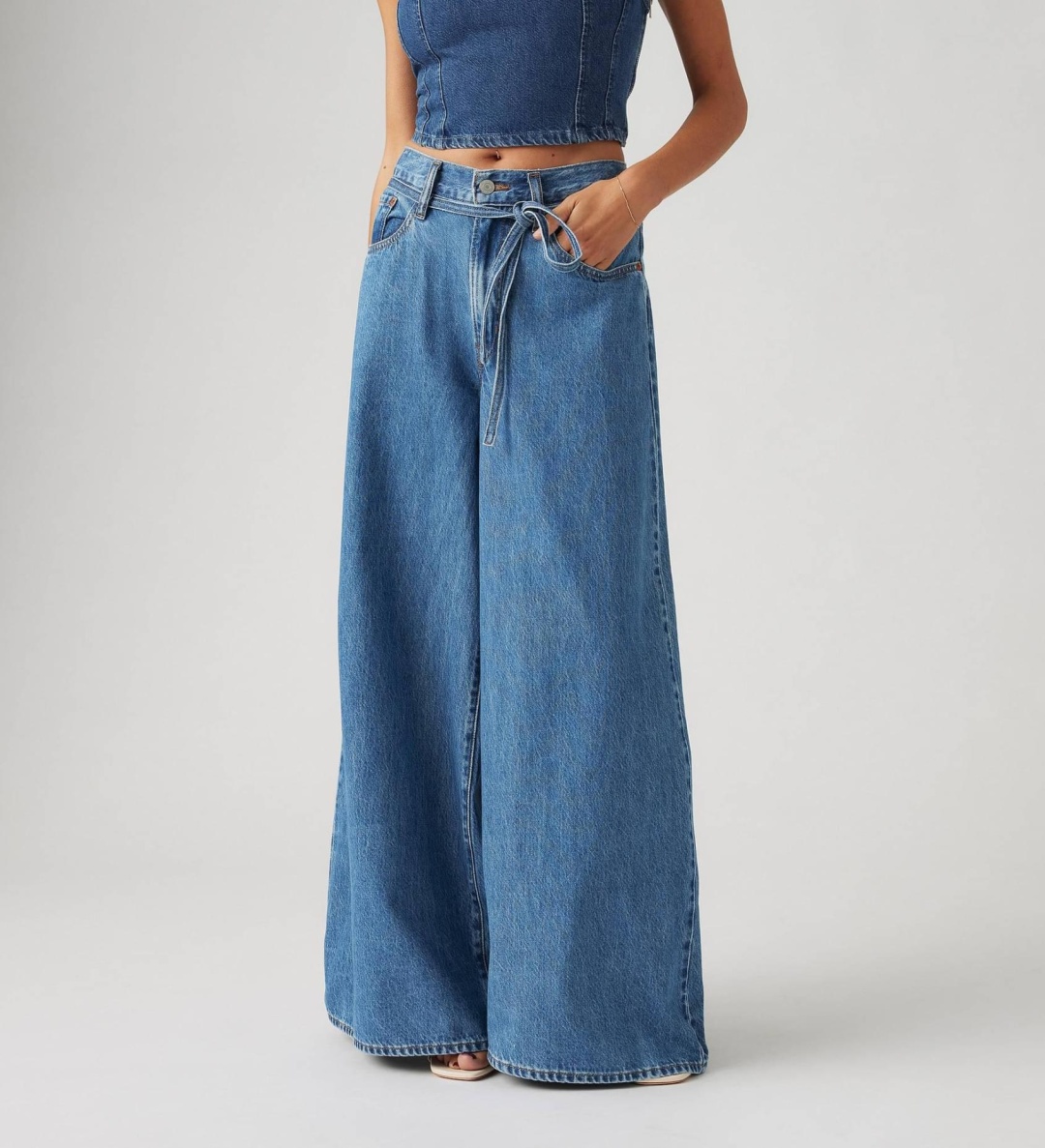 Джинсы широкие и расклешенные Levis синий