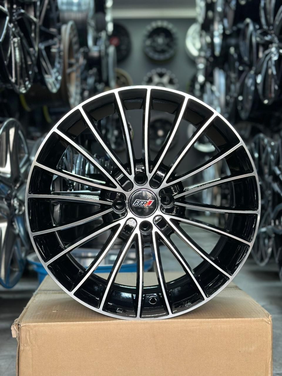 RNO 9073bp 7.5x17/4x100 D67.1 ET40 4 диска черный, серебристый